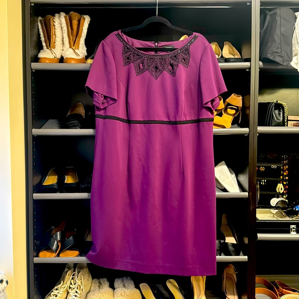 STUNNING Cut out neckline sheath dress